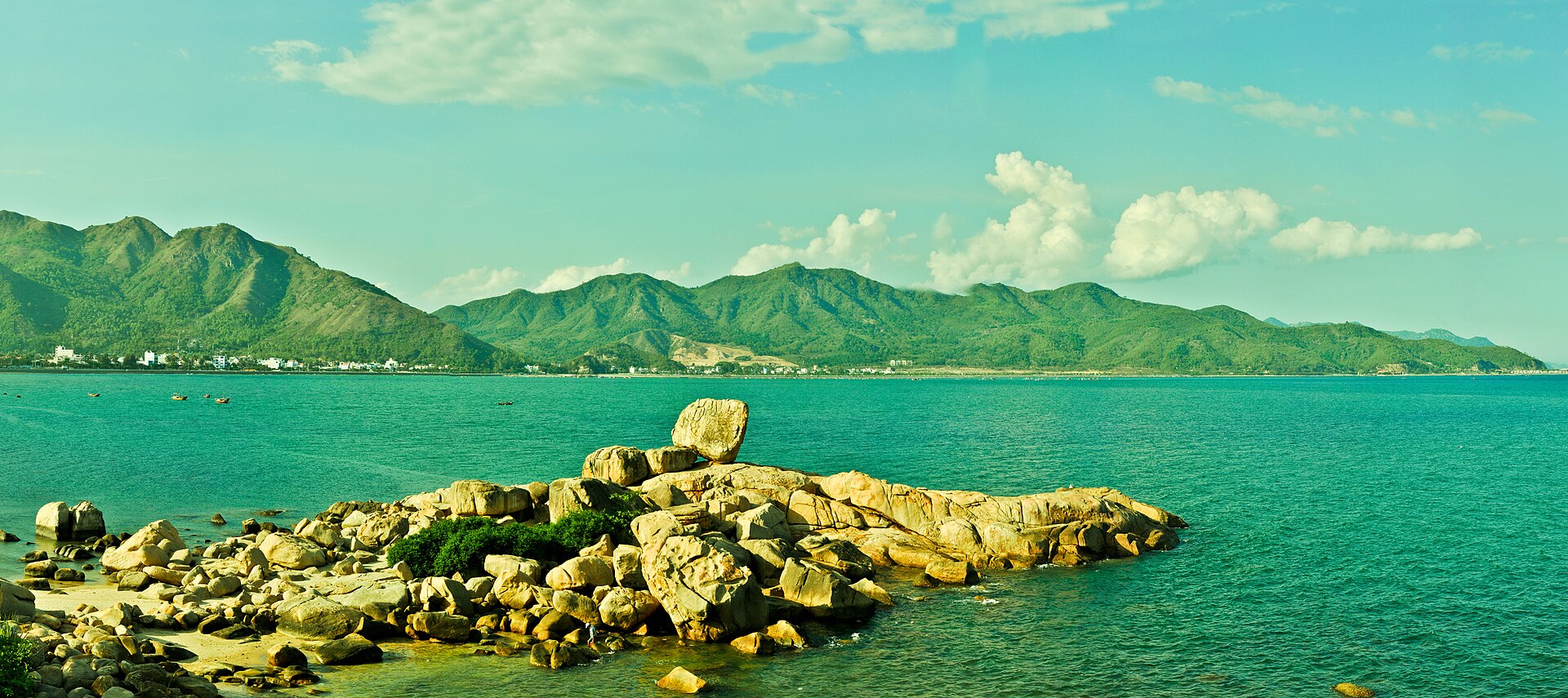 Hòn Chồng Nha Trang: ngắm biển từ bãi đá và nghe chuyện dấu tay khổng lồ