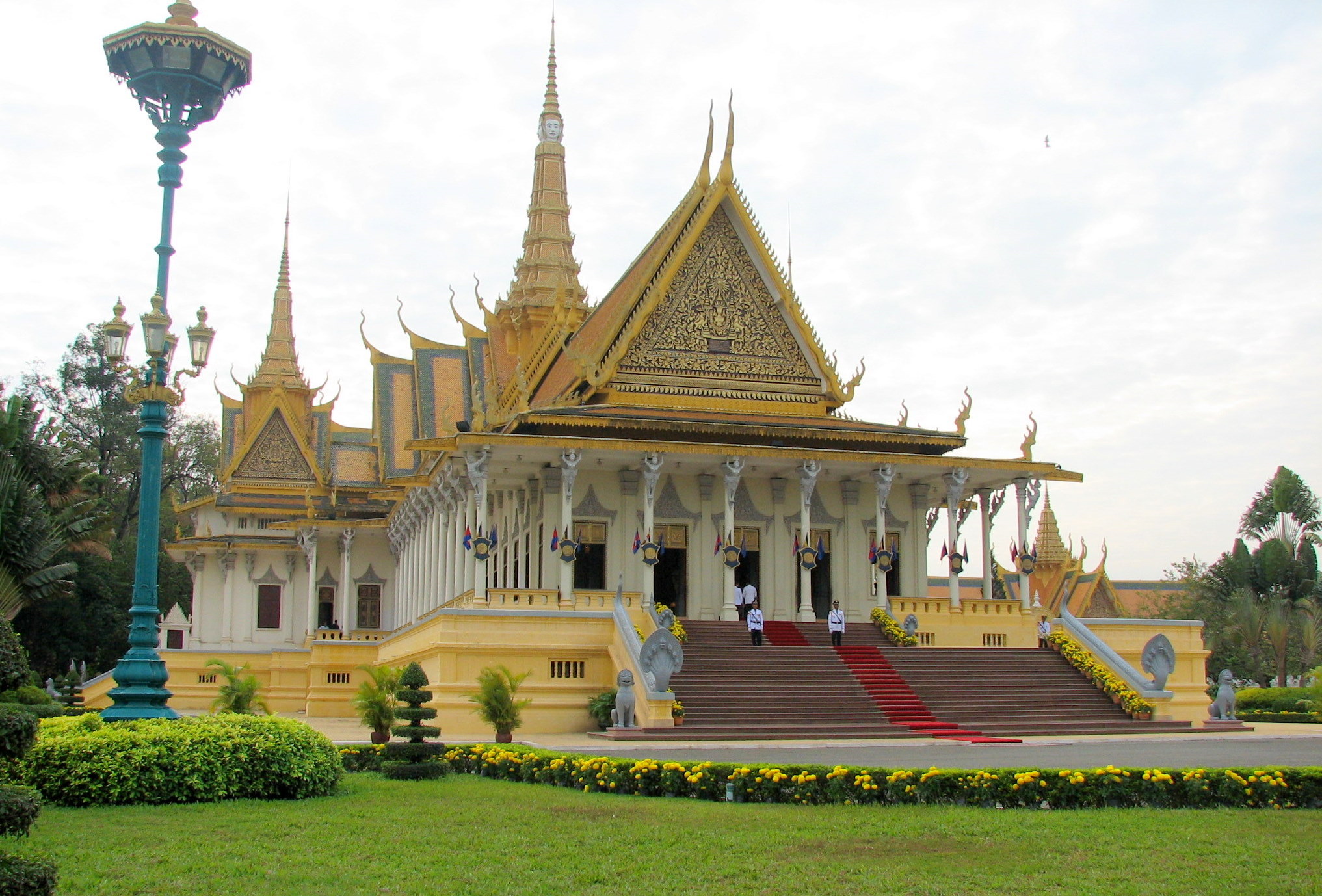 Cung điện Hoàng gia Phnom Penh: tham quan kiến trúc Khmer giữa trung tâm