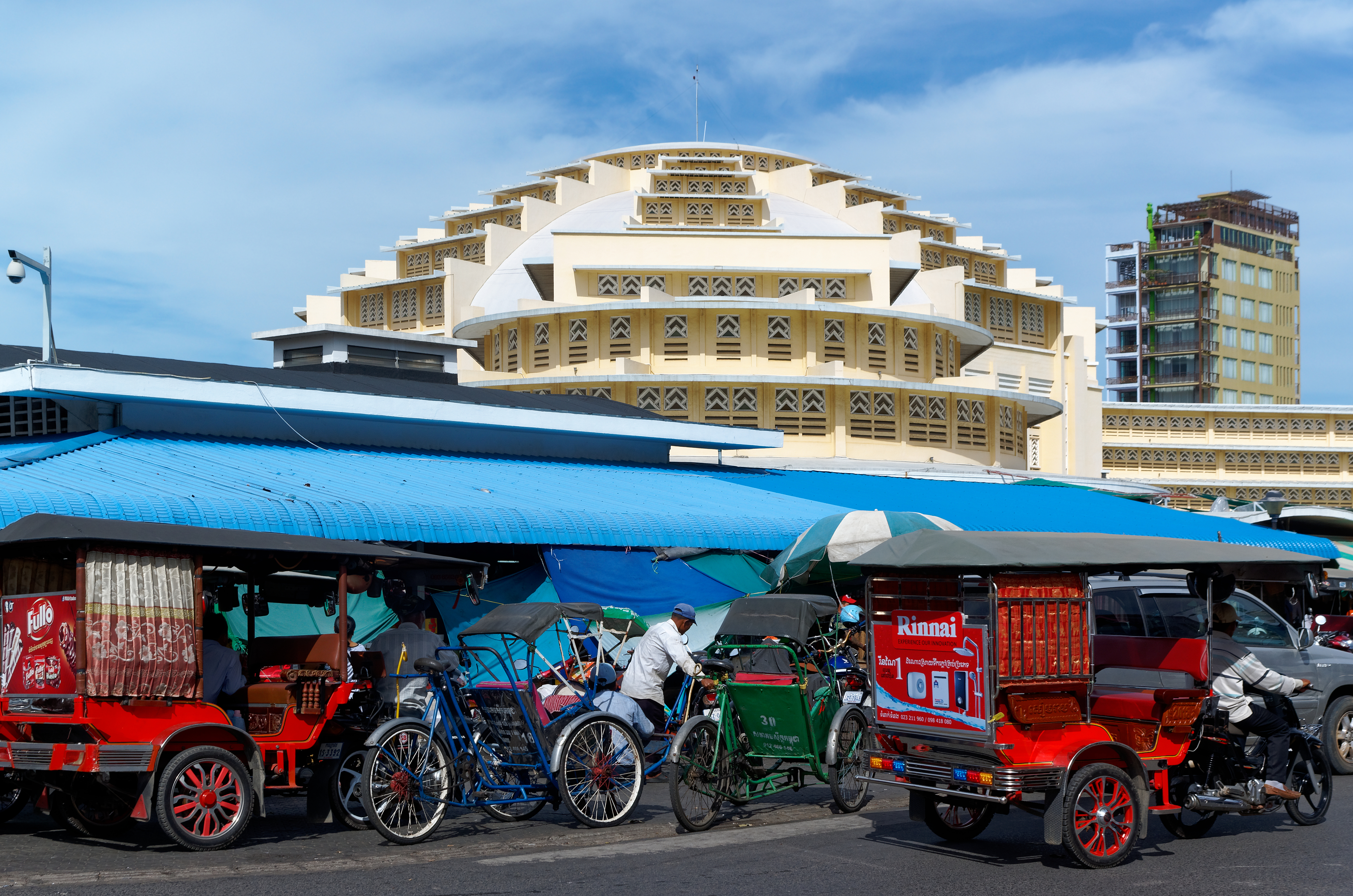Chợ Trung tâm Phnom Penh: khám phá mái vòm vàng và nhịp mua bán địa phương