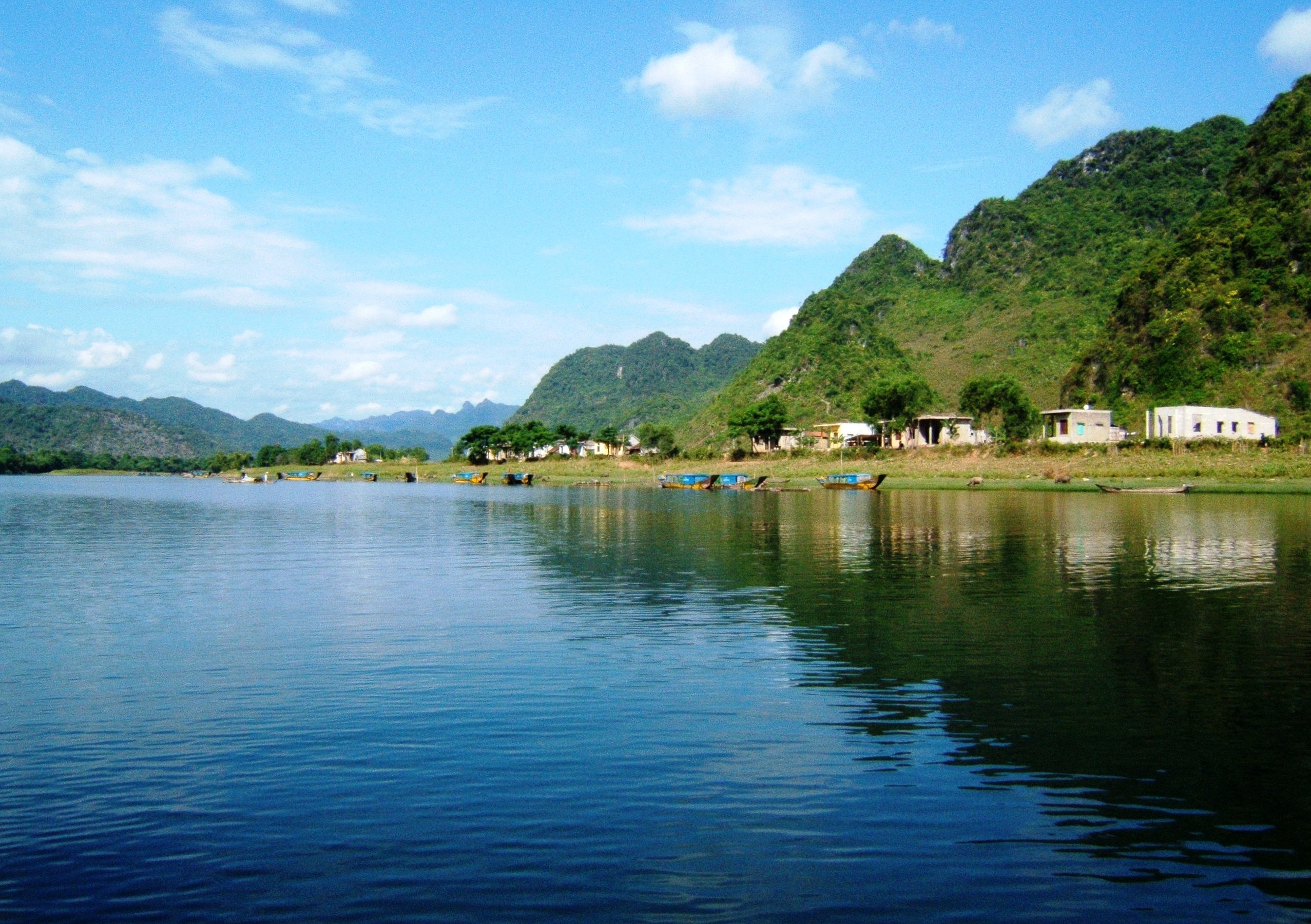 Sông Son Phong Nha: một buổi ngắm làng ven nước trước hành trình vào hang