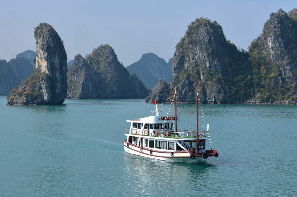 Vịnh Hạ Long: chọn tuyến tàu vừa sức để ngắm núi đá giữa mặt nước