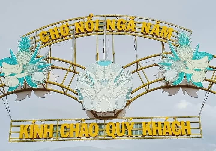 Chợ nổi Ngã Năm: đi sớm để thấy thuyền hàng và nhịp buôn bán trên sông